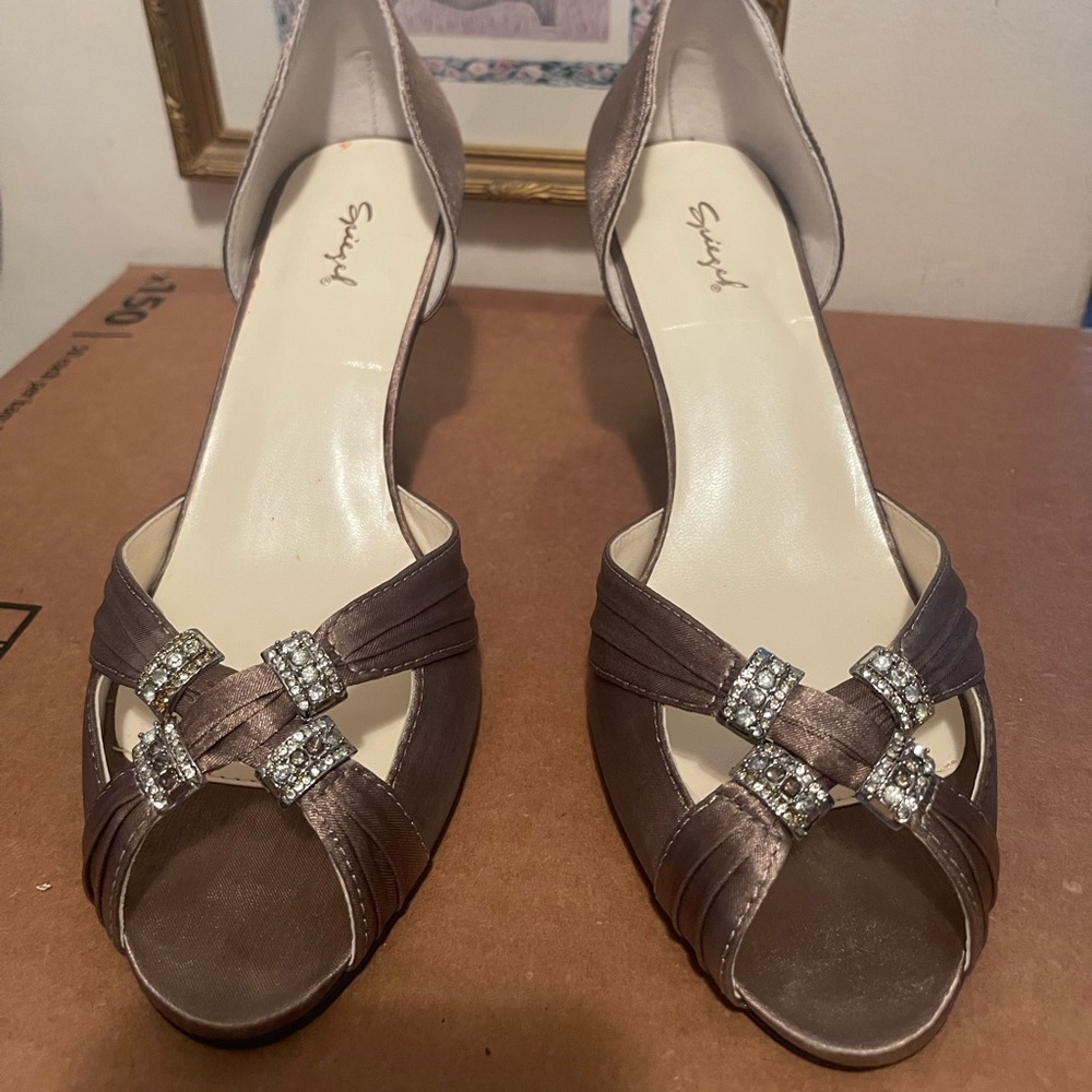 Gorgeous satin sandals with rhine stones